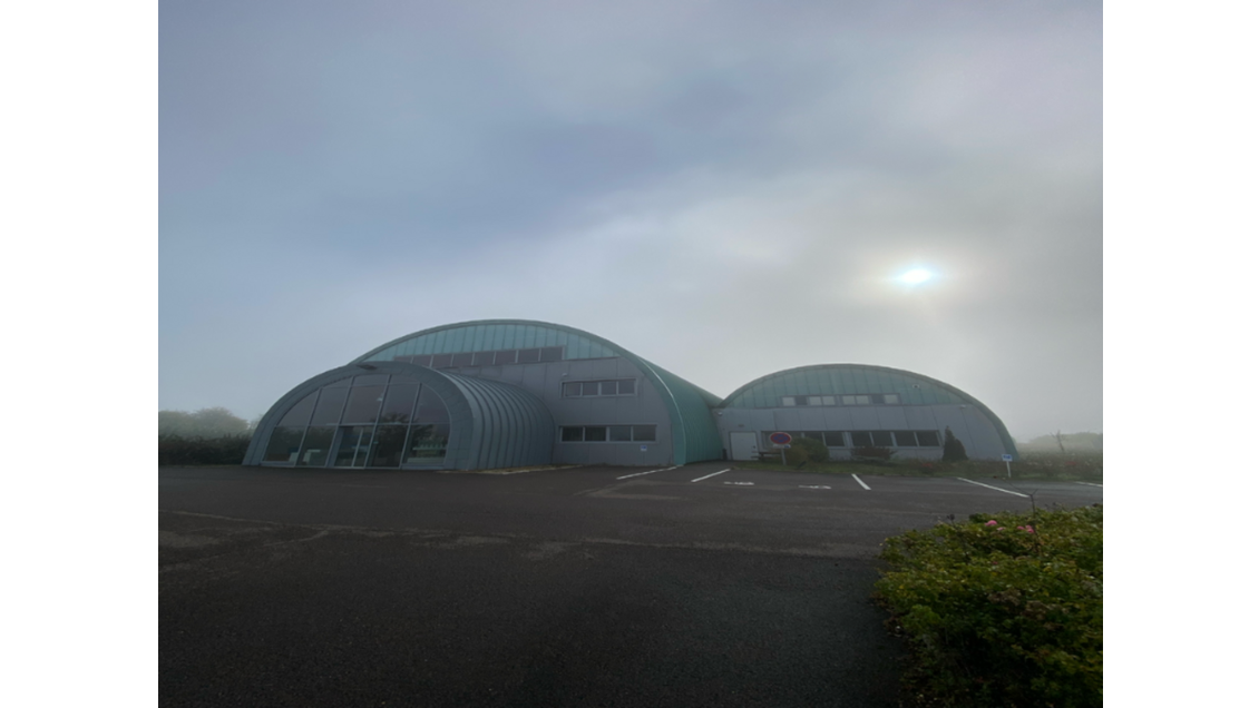 Bâtiment en bon état 1200m² à louer à Bléneau