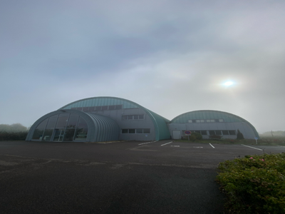 Bâtiment en bon état 1200m² à louer à Bléneau