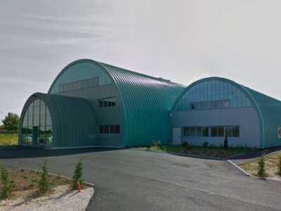 Bâtiment en bon état 1200m² à louer à Bléneau