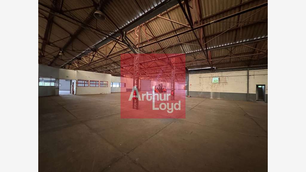 A louer local d'activité indépendant de 2310m² Boé