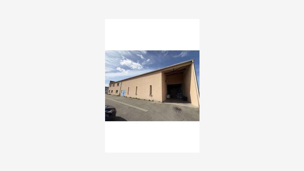 A louer local d'activité bureaux 850m² à Bollène