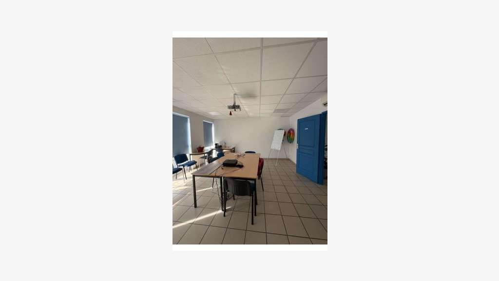 A louer local d'activité bureaux 850m² à Bollène