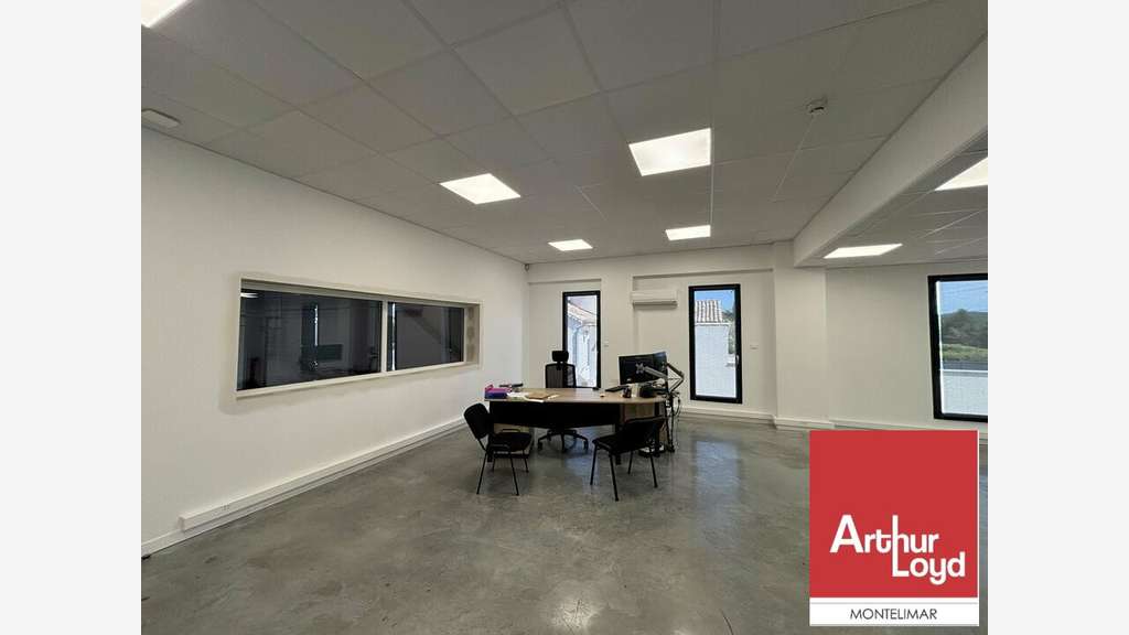 Entrepôt avec bureaux 1611m² à louer à Bollène