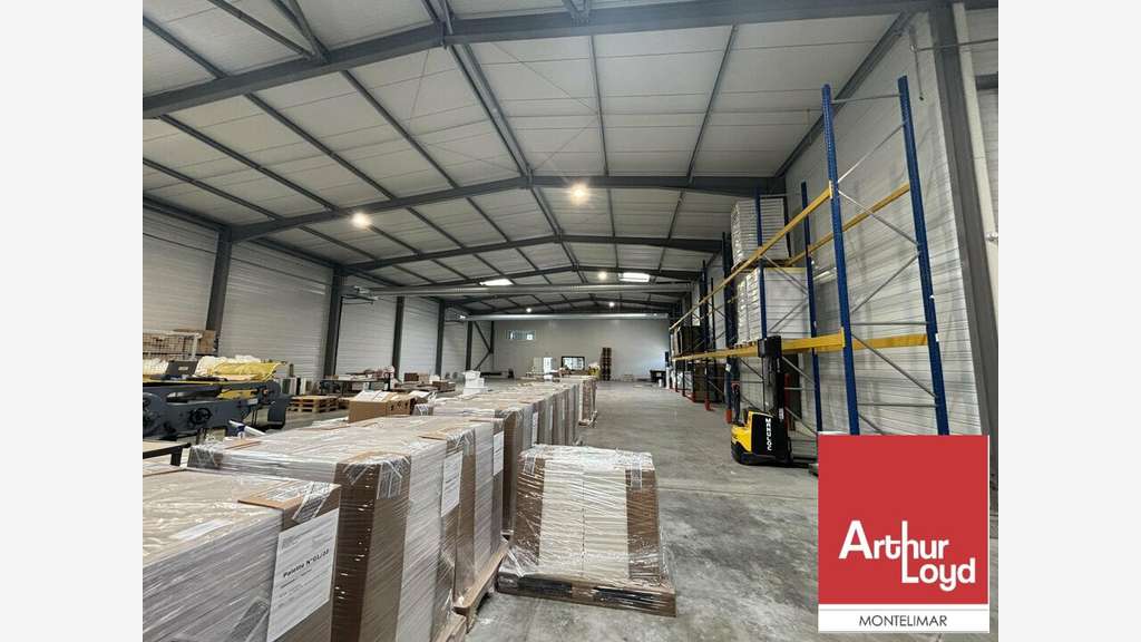 Entrepôt avec bureaux 1611m² à louer à Bollène