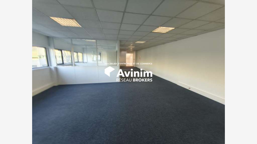 A louer local 1418m² Parc des Petits Carreaux