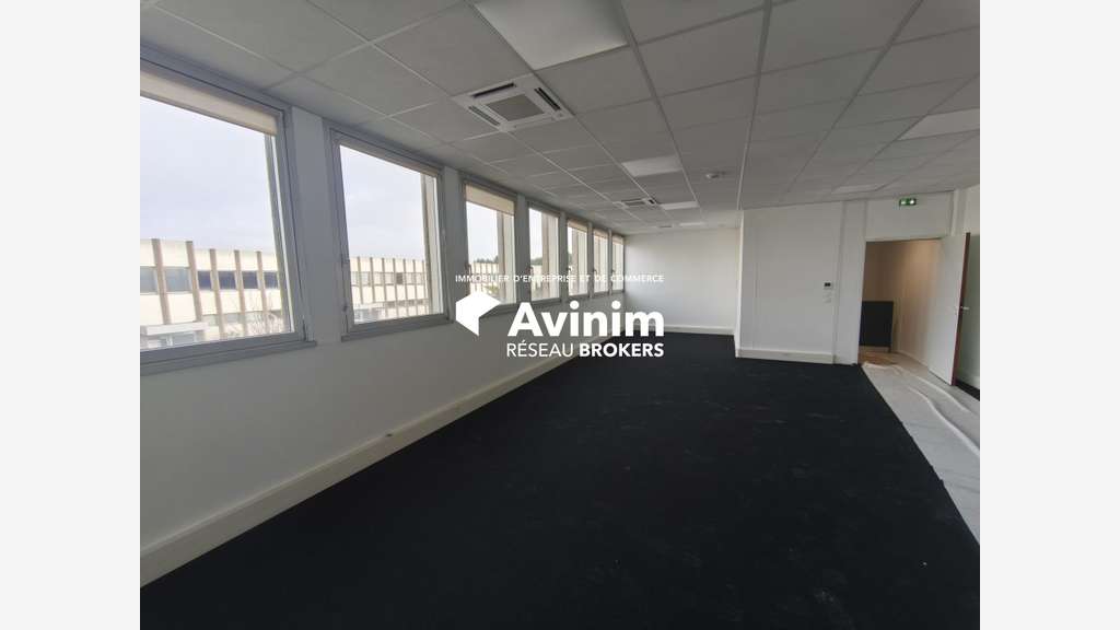 Local avec bureaux 521m² Parc des Petits Carreaux