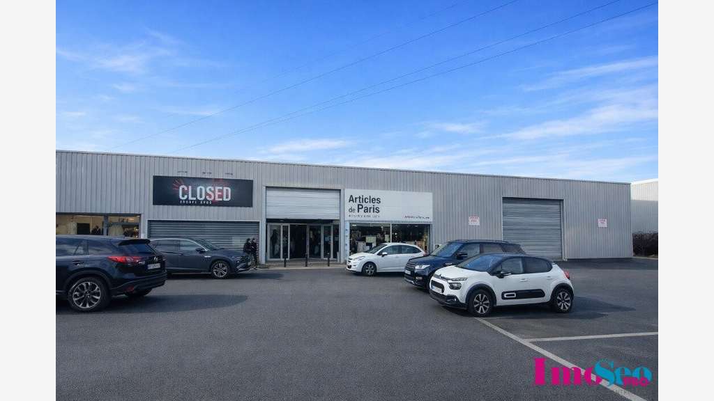 Entrepôt 800m² à louer axe passant à Bordeaux