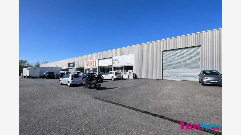 Entrepôt 1080m² à louer sur axe passant à Bordeaux