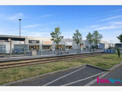 Entrepôt 1080m² à louer sur axe passant à Bordeaux