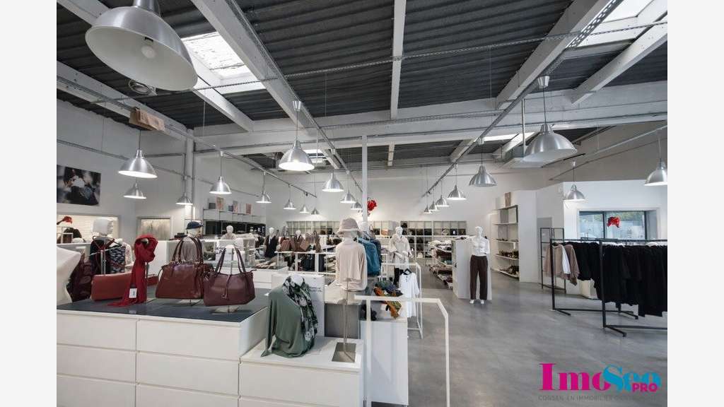 Entrepôt 1080m² à louer sur axe passant à Bordeaux