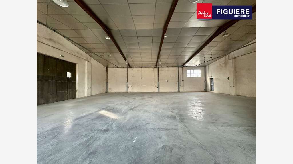 A louer local 465m² terrain 1485m² Bouc-Bel-Air