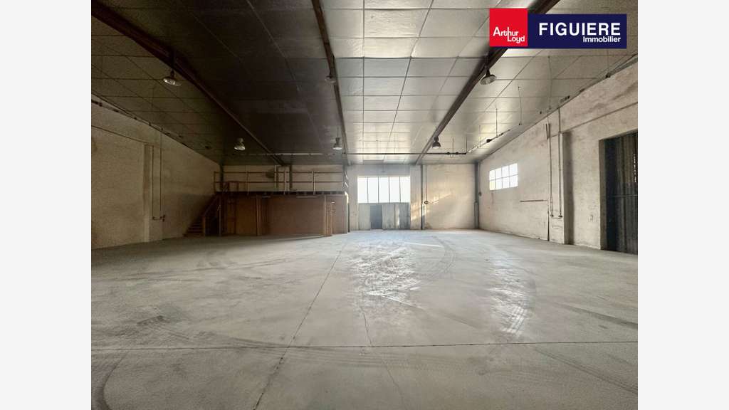A louer local 465m² terrain 1485m² Bouc-Bel-Air