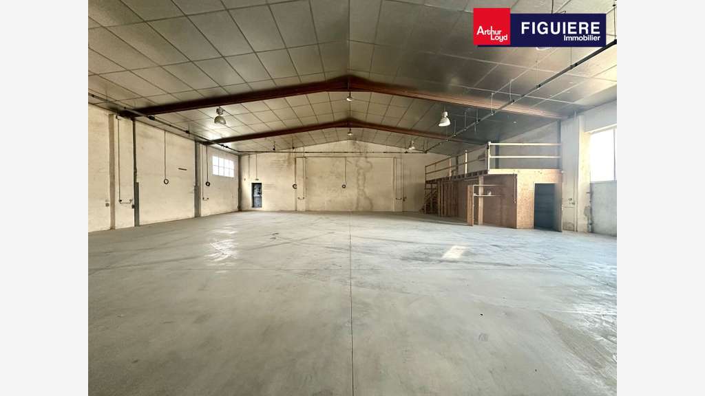 A louer local 465m² terrain 1485m² Bouc-Bel-Air