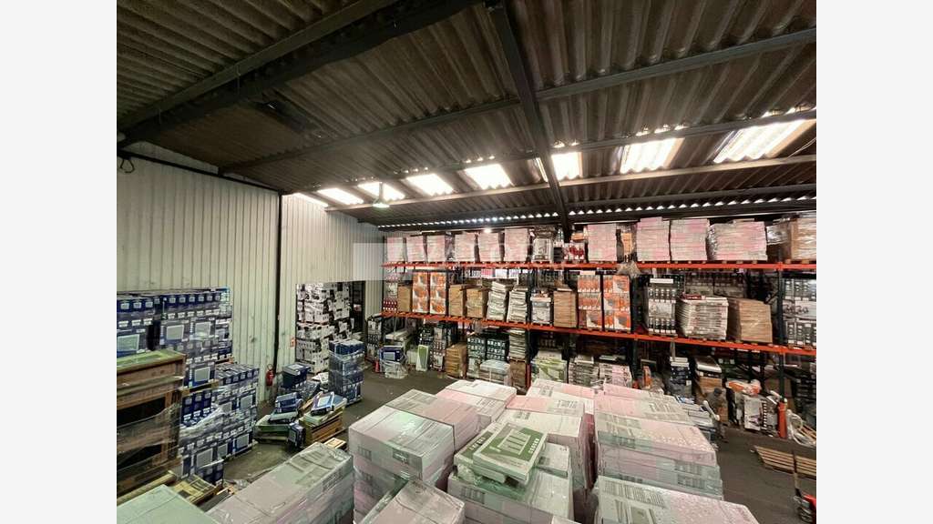 Bâtiment d'activités 4000m² à louer à Bouc-Bel-Air