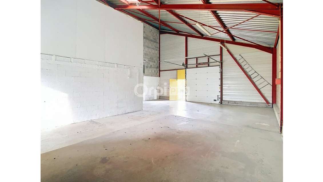 À louer entrepôt commercial 125m² à Boulazac