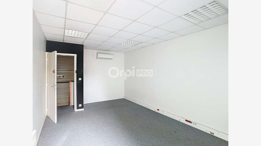 À louer entrepôt commercial 125m² à Boulazac