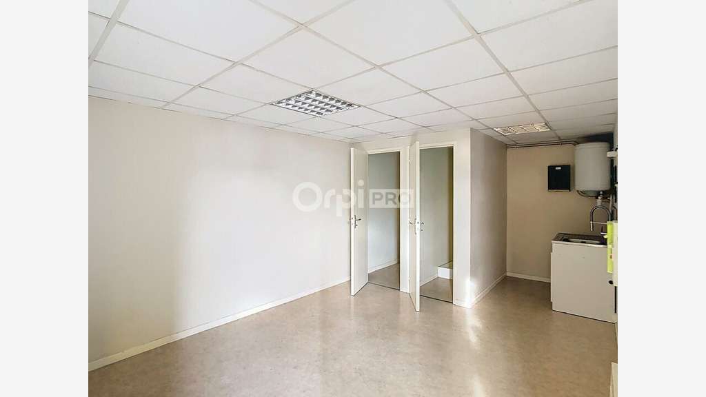 À louer entrepôt commercial 125m² à Boulazac