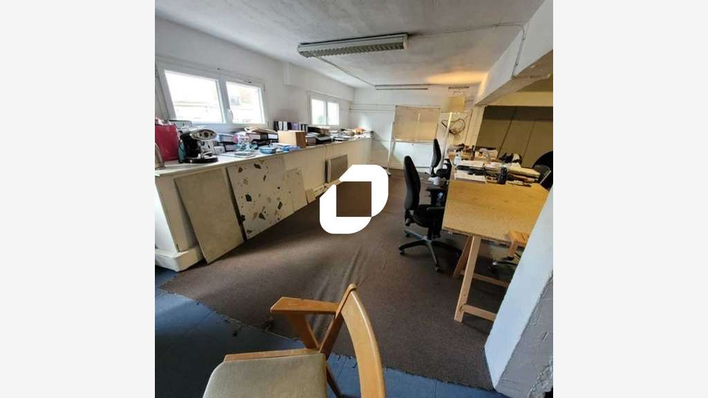  vous propose une surface d'activité situé