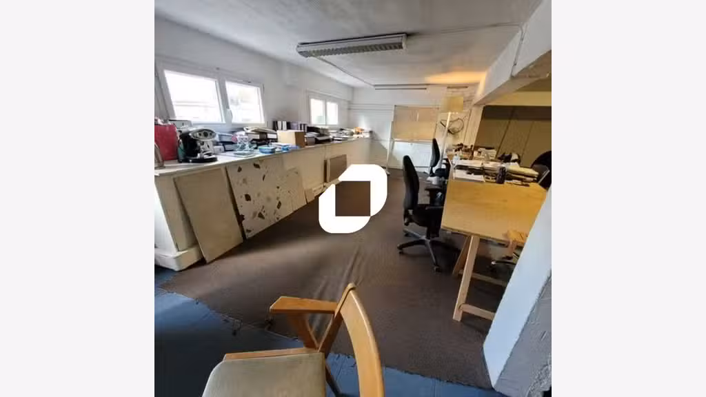  vous propose une surface d'activité situé