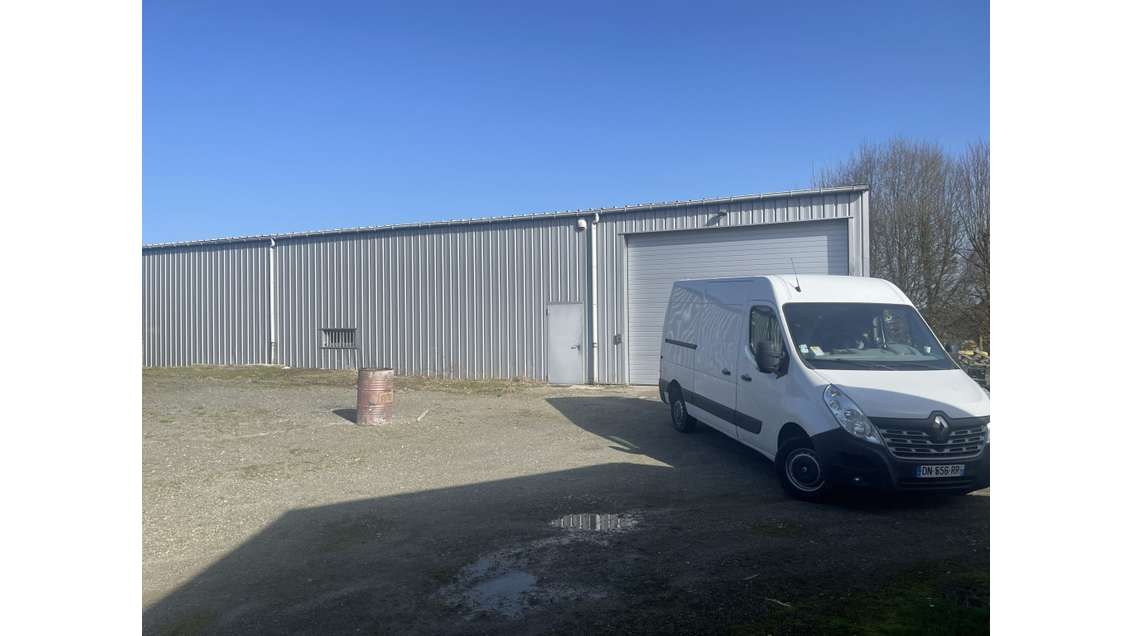 Local 340m² double peau avec mezzanine à Bouloire