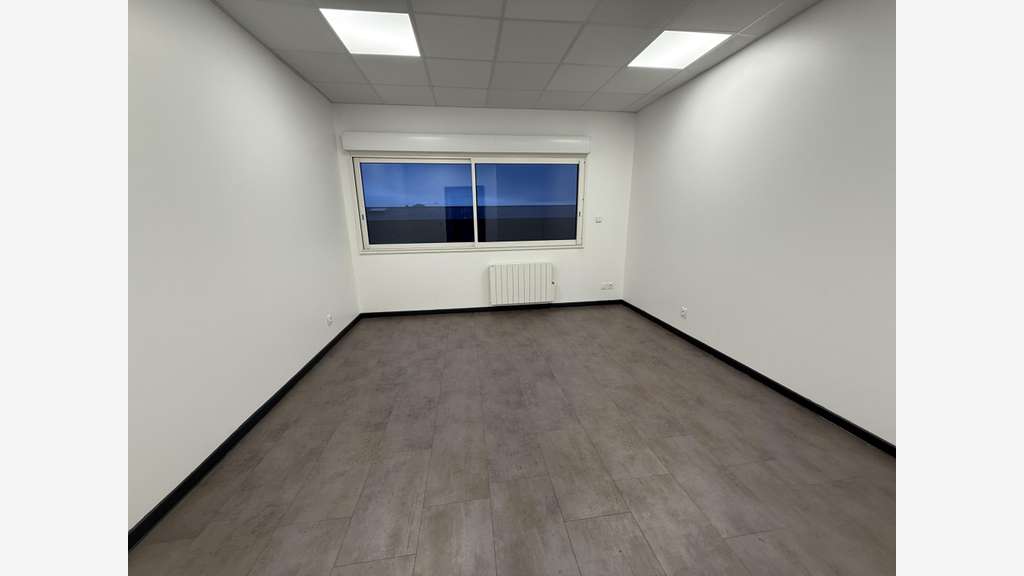 A louer local activité de 500m² à Bourg-Achard