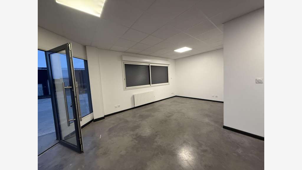 A louer local activité de 500m² à Bourg-Achard