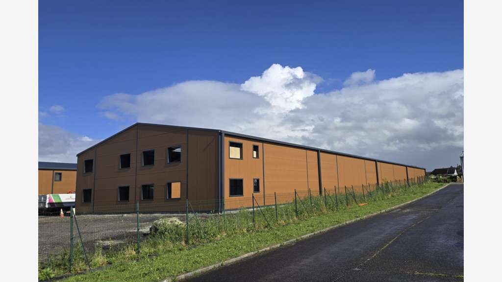 A louer entrepôt neuf bureaux 1 440m² Bourg Achard