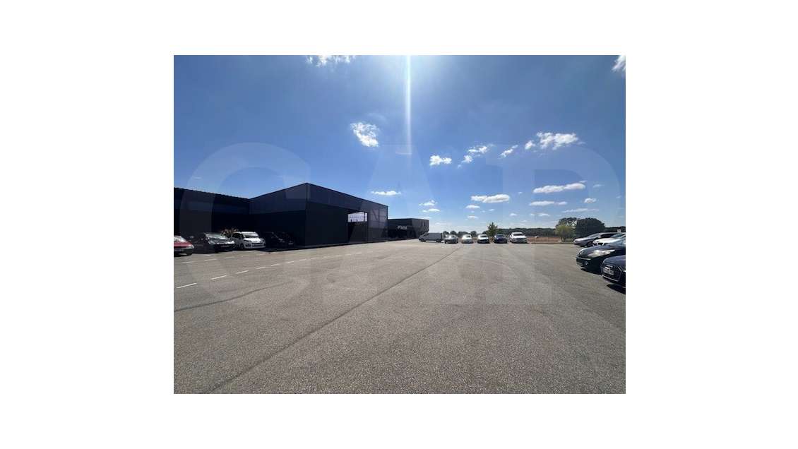 Bâtiment indépendant 5800m² à louer à Rennes Sud