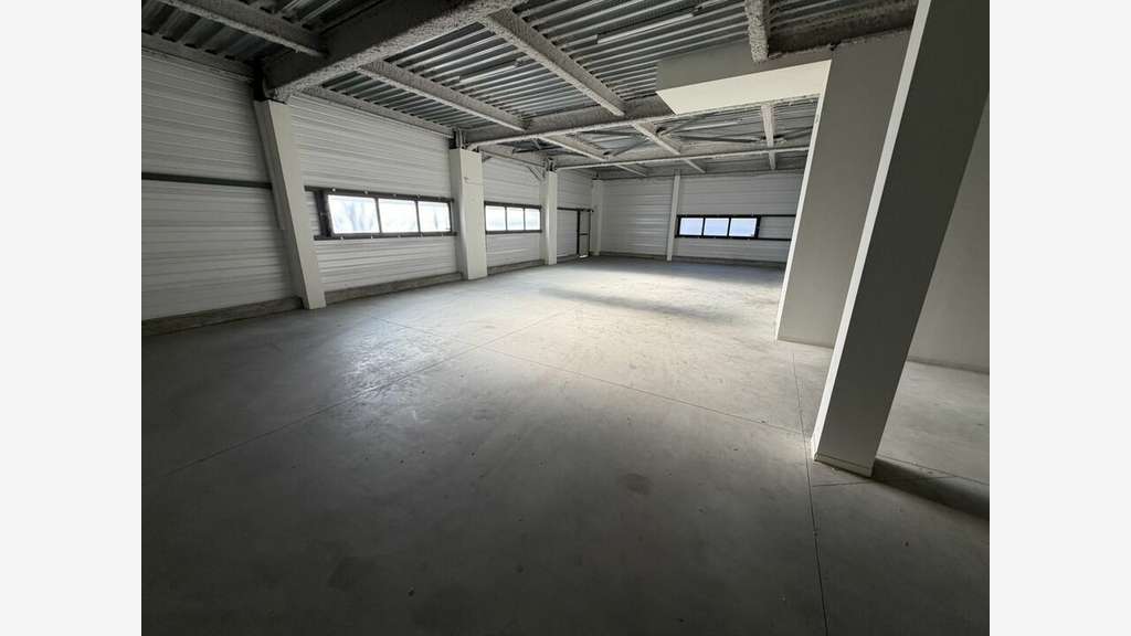 Loue local d'activité de 250m² à Bourg les Valence