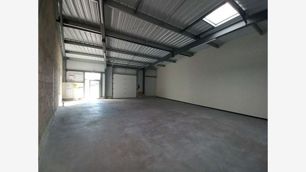 Locaux 250m² à louer à Bourg-Saint-Andéol