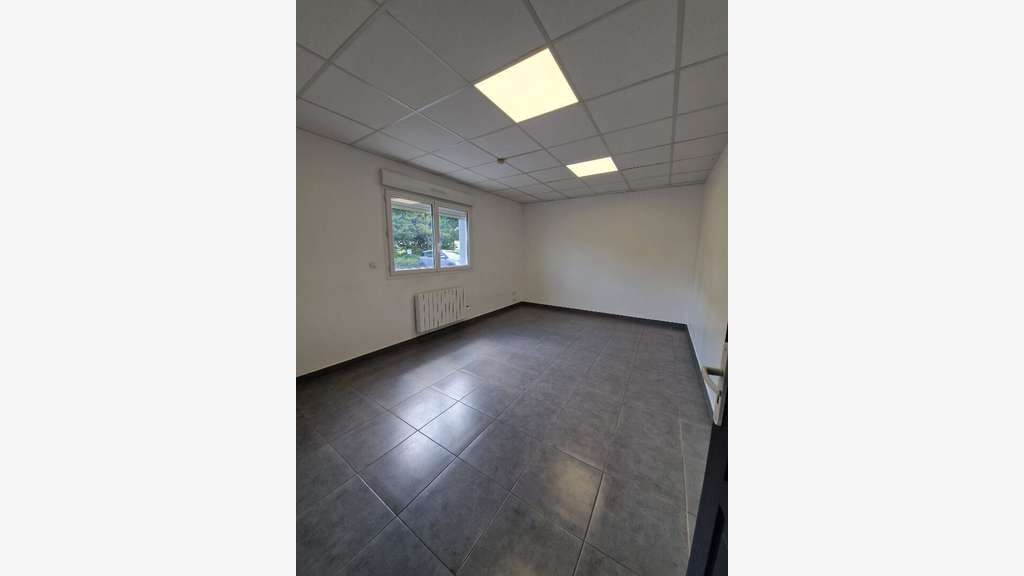 Loue 180m² de dépôt + bureau 80m² au Sud de Caen