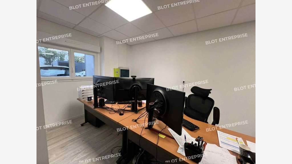 A louer cellules activités divisibles 450m² Bréal