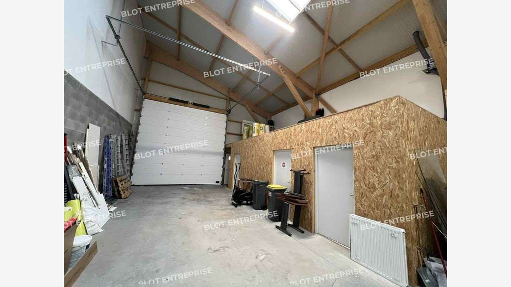 A louer cellules activités divisibles 450m² Bréal