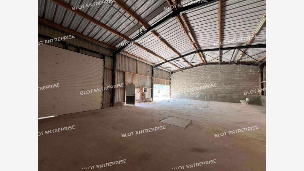 A LOUER - LOCAL COMMERCIAL AVEC SHOWROOM -