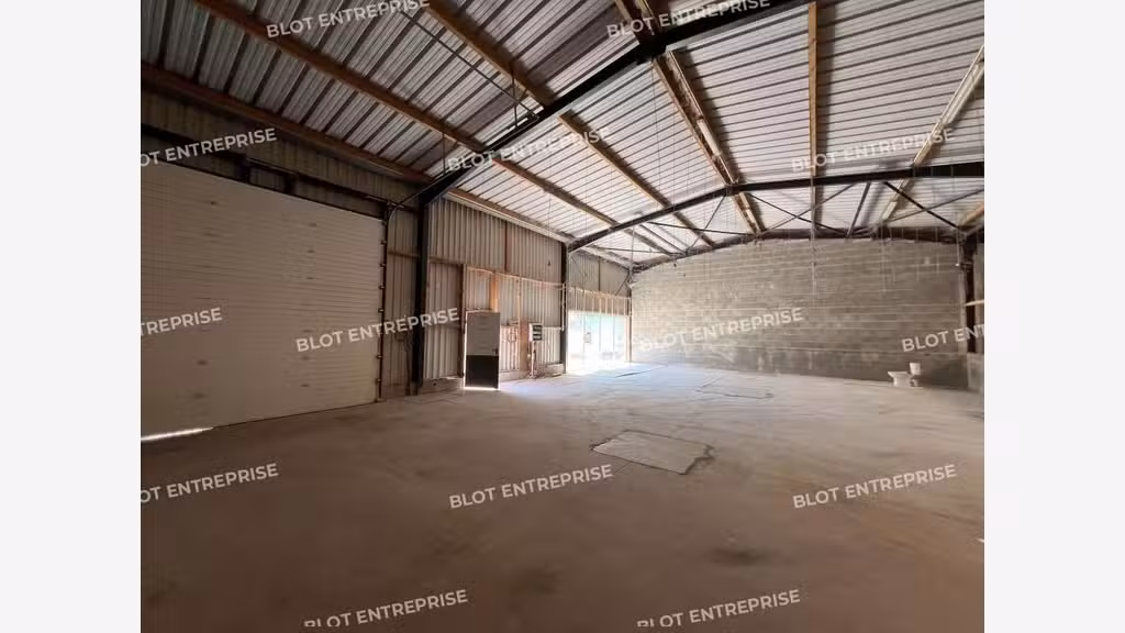A LOUER - LOCAL COMMERCIAL AVEC SHOWROOM -