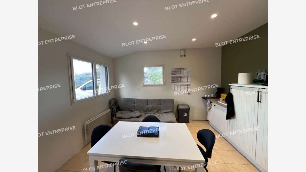 A VENDRE - LOCAL D'ACTIVITES - BRETEIL - 180 m²