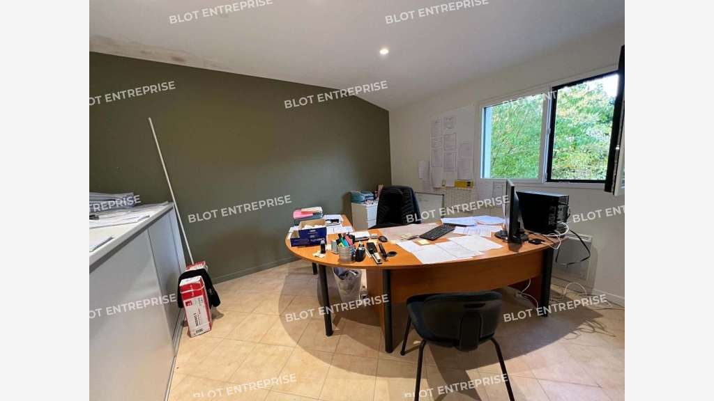 A VENDRE - LOCAL D'ACTIVITES - BRETEIL - 180 m²