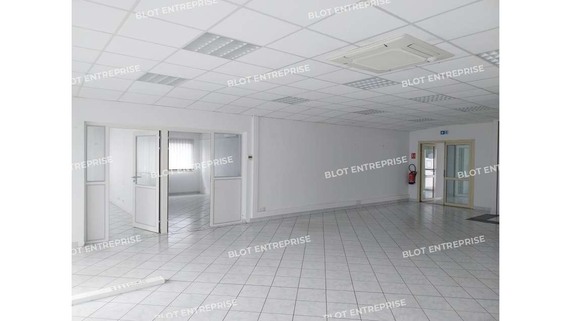 A louer locaux d'activités 840m² en ZI à Briec