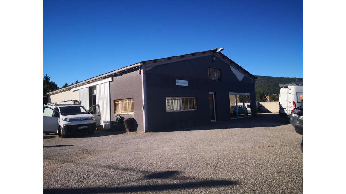 A louer local 275m² sur 700m² Brignoles ZI Consacs