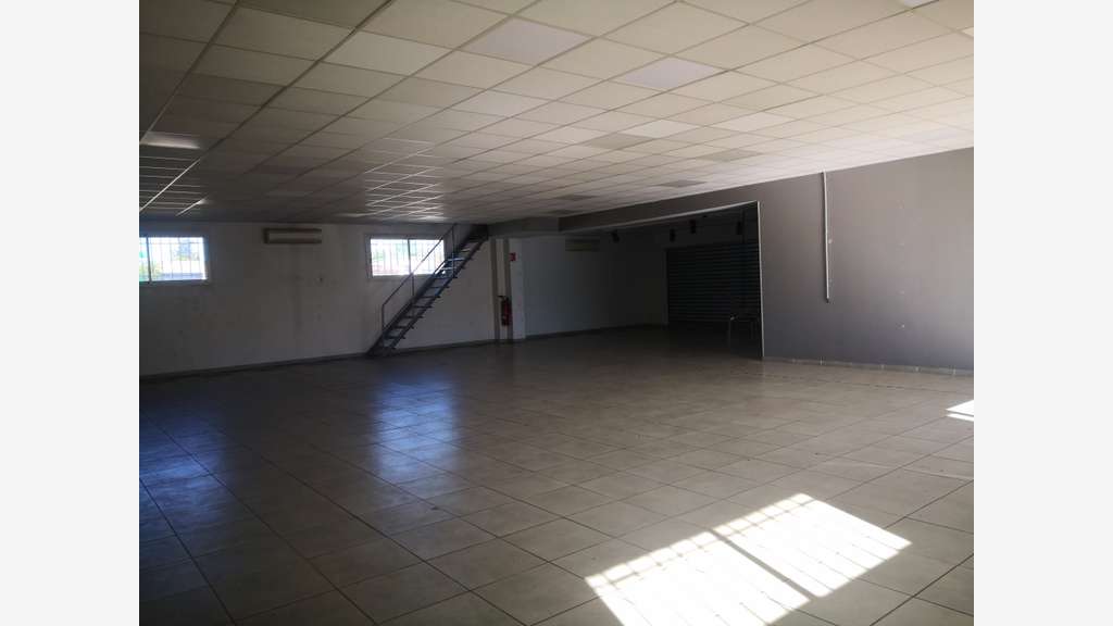 Brignoles  Local d’activité 275 m² 700 m² terrain