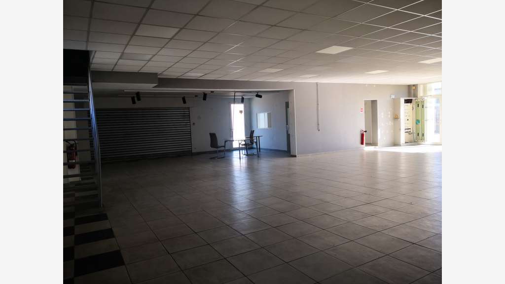 Brignoles  Local d’activité 275 m² 700 m² terrain