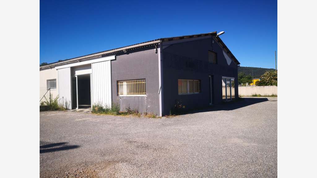 Brignoles  Local d’activité 275 m² 700 m² terrain