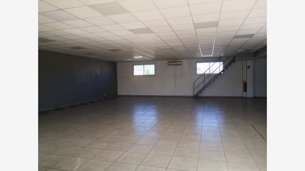 Brignoles  Local d’activité 275 m² 700 m² terrain