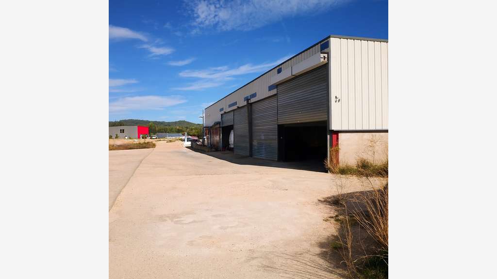 A louer local de 600m² sur 3000m² à Brignoles
