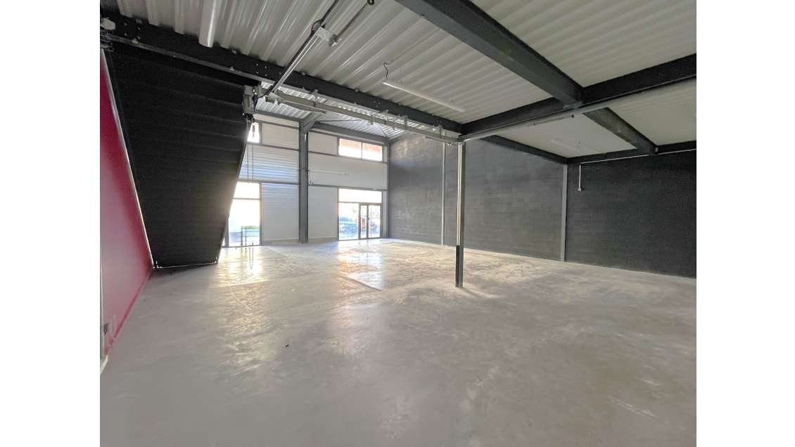 A louer entrepôt 215m² proche autoroute Brignoles