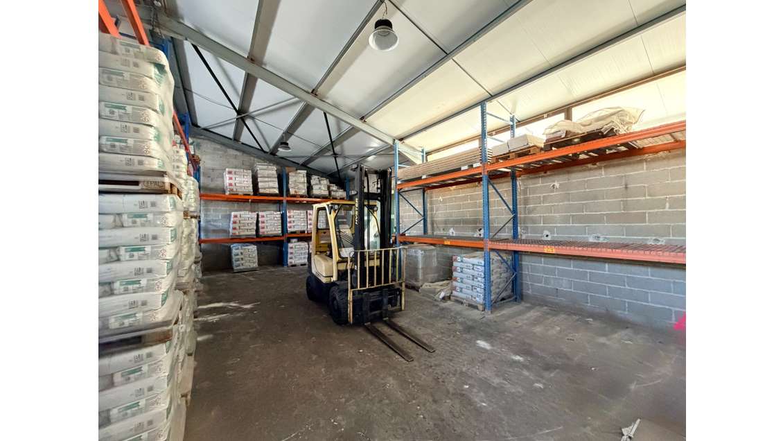 Entrepôt 437m² sur terrain cloturé 850m² Brignoles