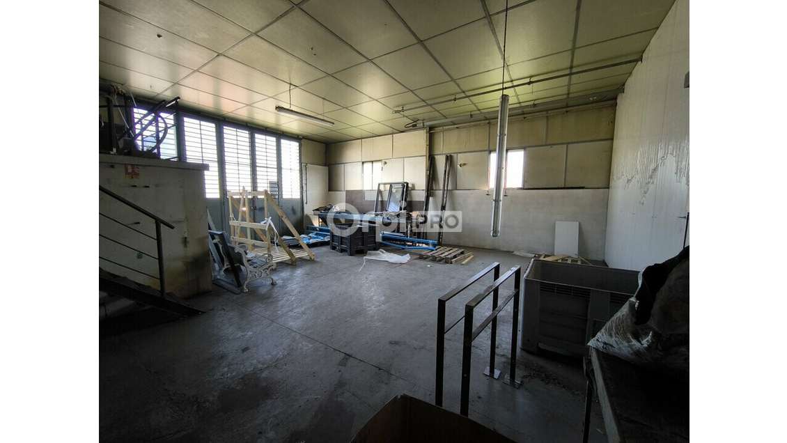 A louer entrepôt 96m² avec grande porte Brive Est