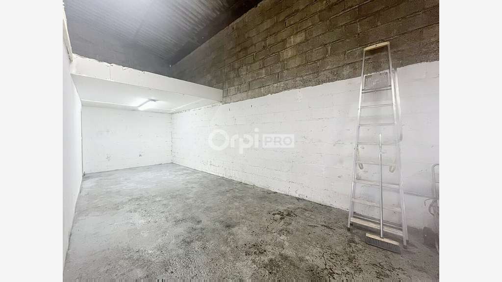 A louer entrepôt 70m² avec parkings Brive Caserne