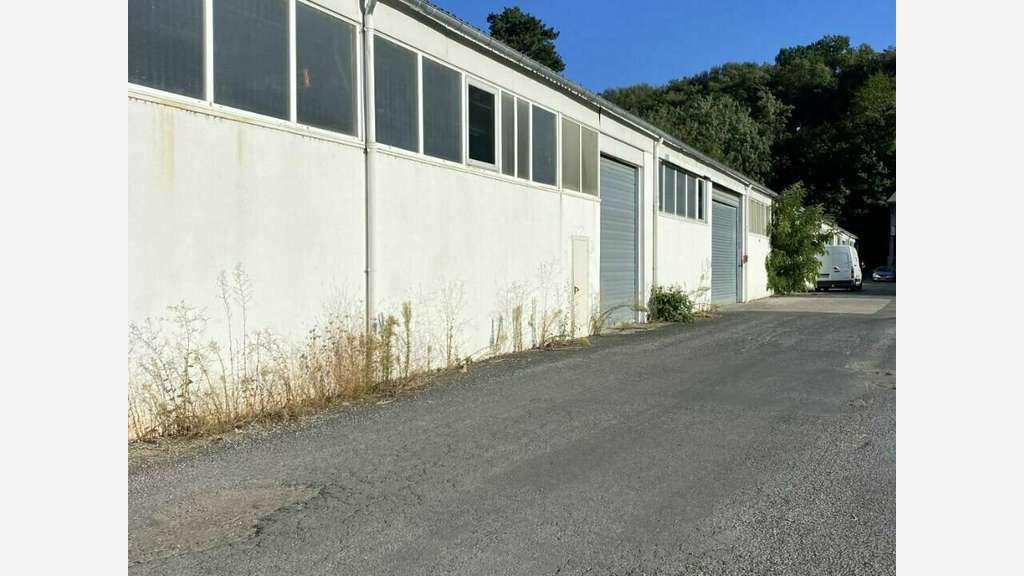 Local d'activité 218m² à louer axe majeur à Brive