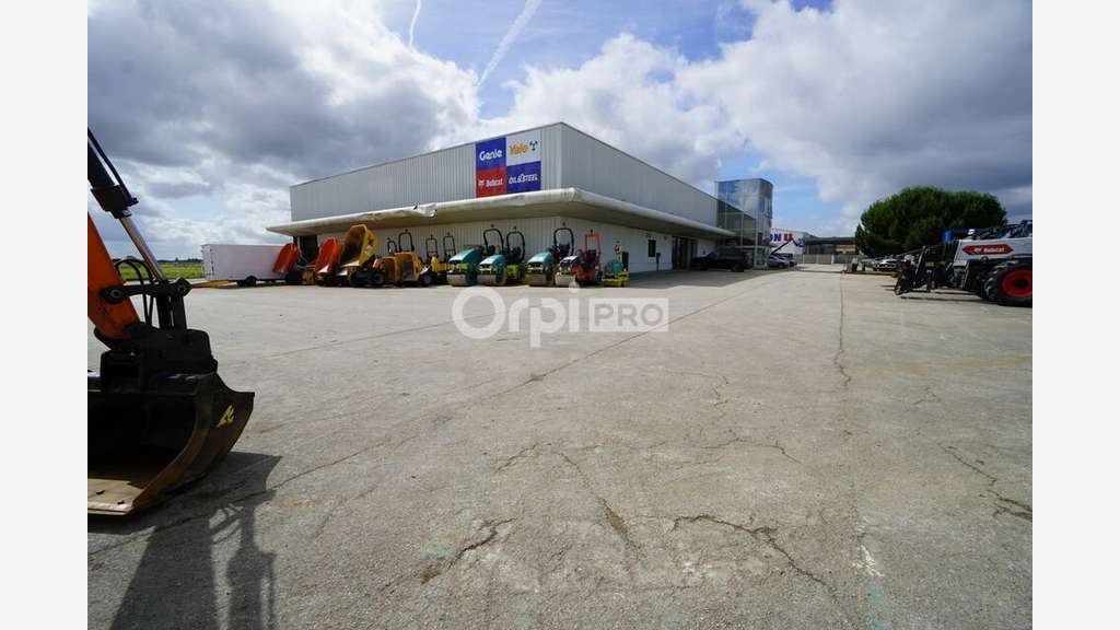 Local cial d'activité de 2 675m² à louer à Brochon